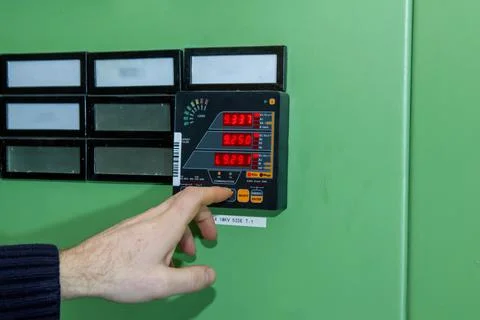 Finger pressing a button on a touch screen Stock-Fotos