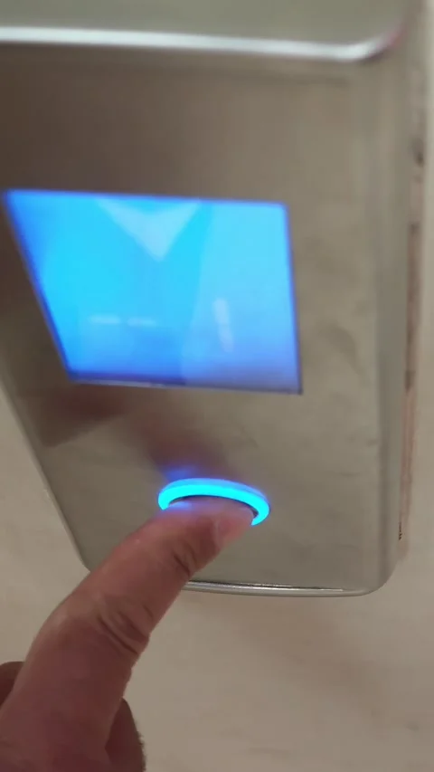 Finger pressing elevator button going down Vidéo 315355774