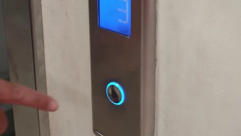 Finger pressing elevator button on third floor Vidéo 315355961