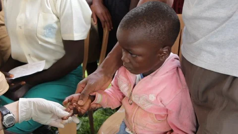 Finger-prick test for HIV in Uganda, Africa. 스톡 동영상 96176619