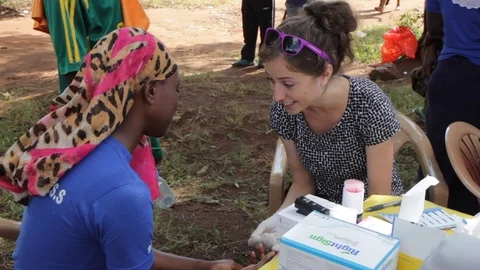 Finger-prick test for HIV in Uganda, Africa. 스톡 동영상 96380955