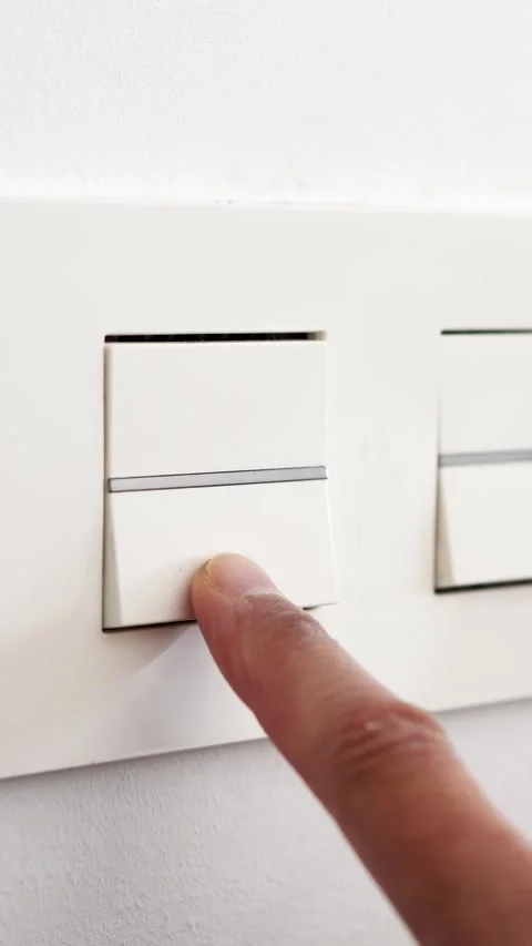 Finger switching a light off Vidéo 333700994