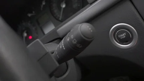 Finger tapping start button on car 4K Vidéo 84501900