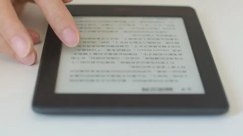 Finger Touching E-Reader Screen Displaying Text Lines Vidéo 335502377