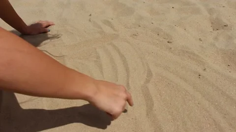 Finger writing in the sand Vídeos de archivo 53769564