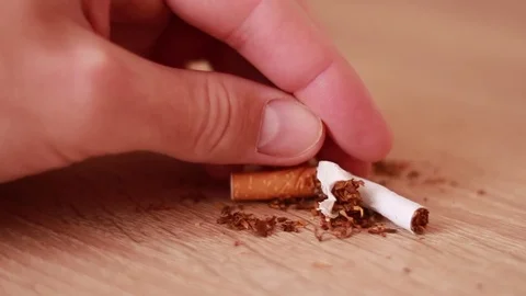 Fingering broken cigarette 動画素材 81584160