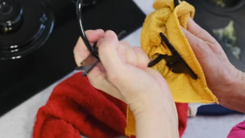 Fingers scrub burner ring using yellow and red cloth 스톡 동영상 316168515