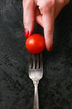 Fingers string tomatoes. view from above Foto stock