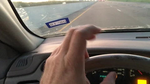 Fingers Tapping while Driving Vídeos de archivo 95378628