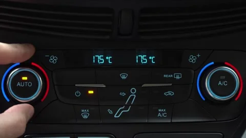 Fingers turn toggle switch of car air conditioner decreasing temperature in 库存影片 247713841