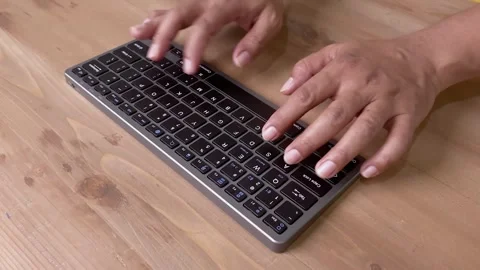 Fingers typing on computer keyboard Stock-Footage 345587129