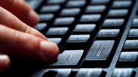 Fingers typing on computer keyboard. Stockfoto's