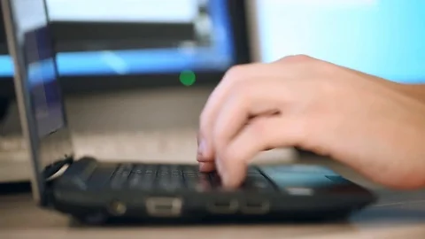 Fingers typing on keyboard 库存影片 81329012