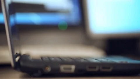 Fingers typing on keyboard 库存影片 81329031