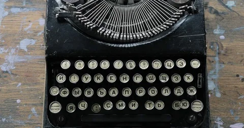 Fingers typing on the keyboard of an old-fashioned typewriter, view from above Vídeos de archivo 75089244
