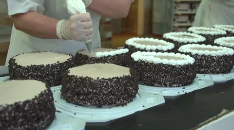 Finish cake with cream.mp4 動画素材 48942365