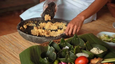 Finish grinding corn with mortar and pestle, other ingredients nearby Video stock 65411048