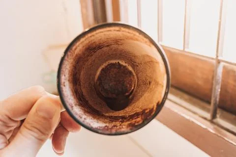 Finished empty hot cocoa in a mug served in a cafe. Foto stock