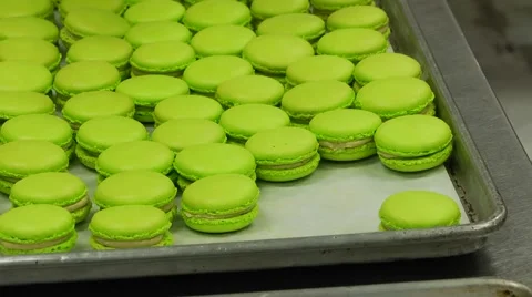 Finished macaroon sorting green Vídeo Stock 50804095