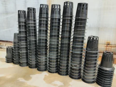 The finished netpot stack is cleaned and left to dry. Netpots are used as c.. Foto stock