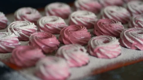 Finished pink marshmallows sprinkled with white sugar powder. Vidéo 79348945