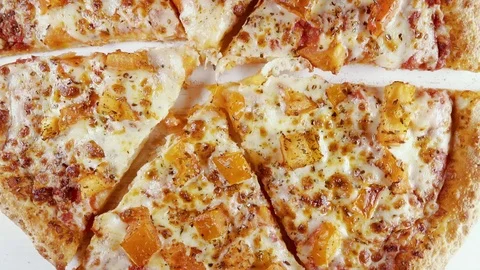 Finished pizza in a cardboard box rotates in a circle top view Video stock 101017470