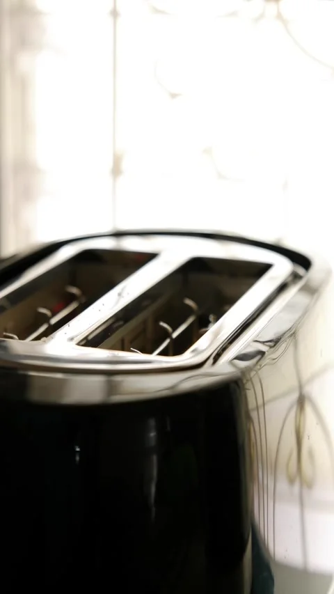 Finished two breads toasted eject in morning vertical vdo footage 스톡 동영상 289439652