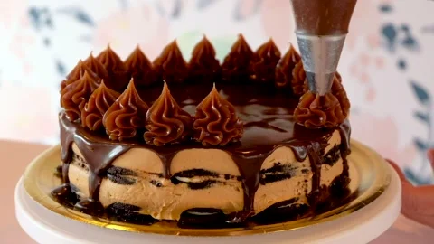Finishing decoration of cake Stock Footage 154377260