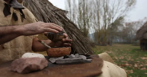 Finishing a flint knife Video stock 61269653