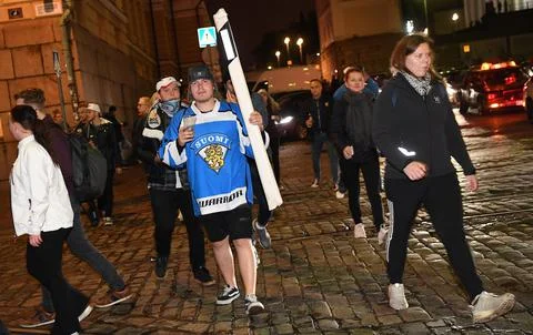 Finnish fans react after World Championship ice hockey final, Helsinki, Finland  Stockfoto's