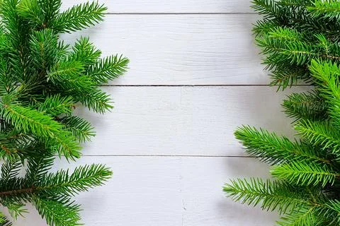 Fir tree pine borders on white wooden background. Christmas frame Foto stock