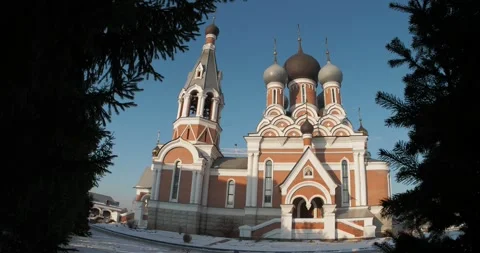 Fir trees against the sky, behind which the Orthodox Cathedral. Vídeos de archivo 293946485