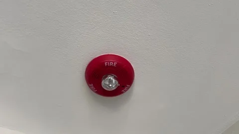 Fire alarm on the ceiling flashing and sounding inside a modern building 库存影片 342337117