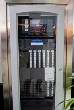 Fire alarm panel hangs on a white wall in a shopping mall Stockfoto's