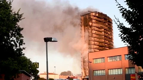 Fire and flames come out of a high residential building in Milan, Italy Vídeo Stock 159821780