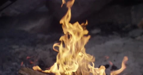 Fire and flames grilling a piece of meat on a bbq Stock-Footage 172933180