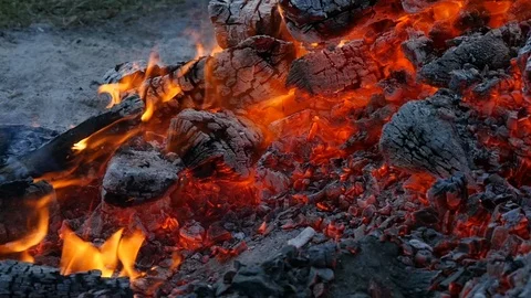 Fire and shovel 動画素材 124314873