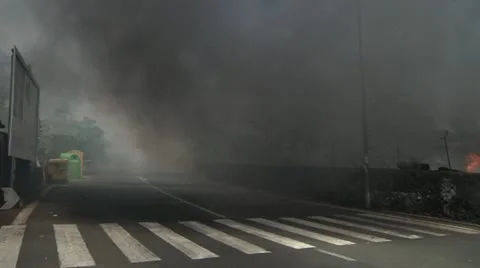 Fire and smog in the city. Video stock 11495873