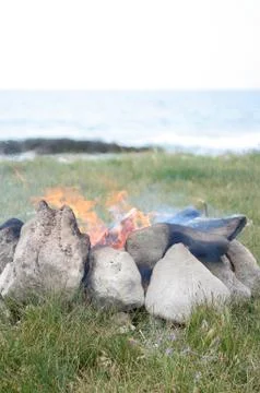 Fire and stones of a rustic fire campfire Foto stock