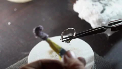 From Fire to Art: Crafting a Silver Ring Vídeo Stock 243745464