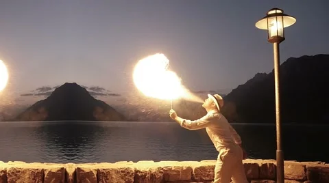 Fire artist presenting show with torchlight flame at night sky 库存影片 42943119