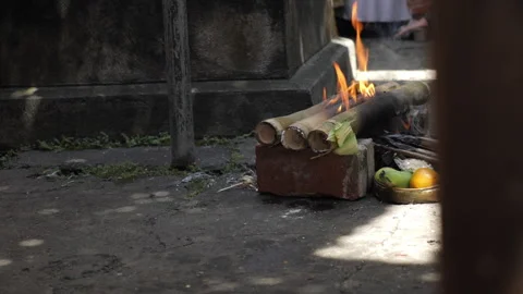 FIRE IN BALI CEREMONIAL 库存影片 310815023