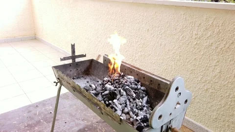 Fire in BBQ Grill with Burning Charcoal Vidéo 332816023