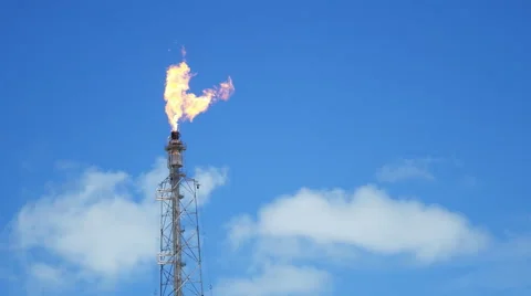Fire blowing from flare tower 스톡 동영상 66855999