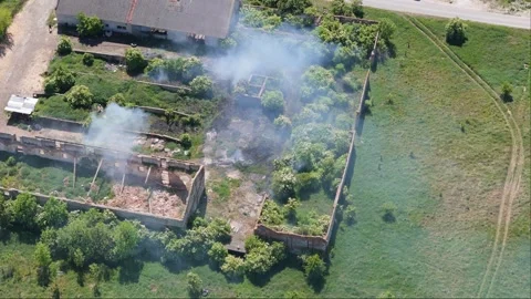 A fire breaks out in abandoned buildings on a farm, spreading through dry g.. Video stock 276209901