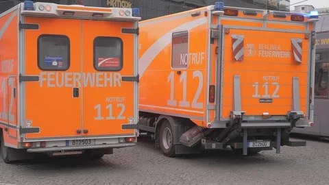 A fire brigade is assisting a Berlin street Vidéo 108143512