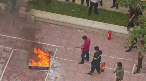 Fire Brigade Training Man Extinguishes Model Fire Plot Vídeos de archivo 65366544