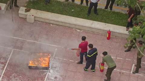 Fire Brigade Training Men Extinguish Model Fire Plot Vídeos de archivo 65366540