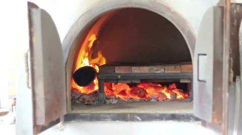 Fire burning in a brick pizza oven Vidéo 35599528
