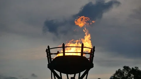 Fire burning in an elevated beacon or brazier Video stock 152751824